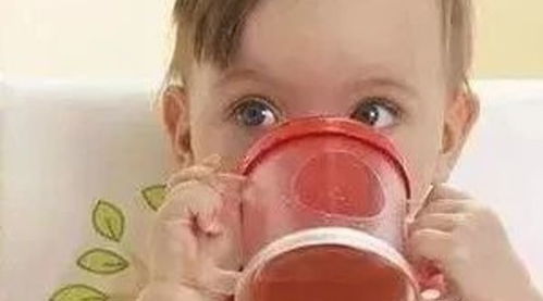 万和堂母婴生活馆提醒 一岁以内宝宝不宜喝鲜榨果汁